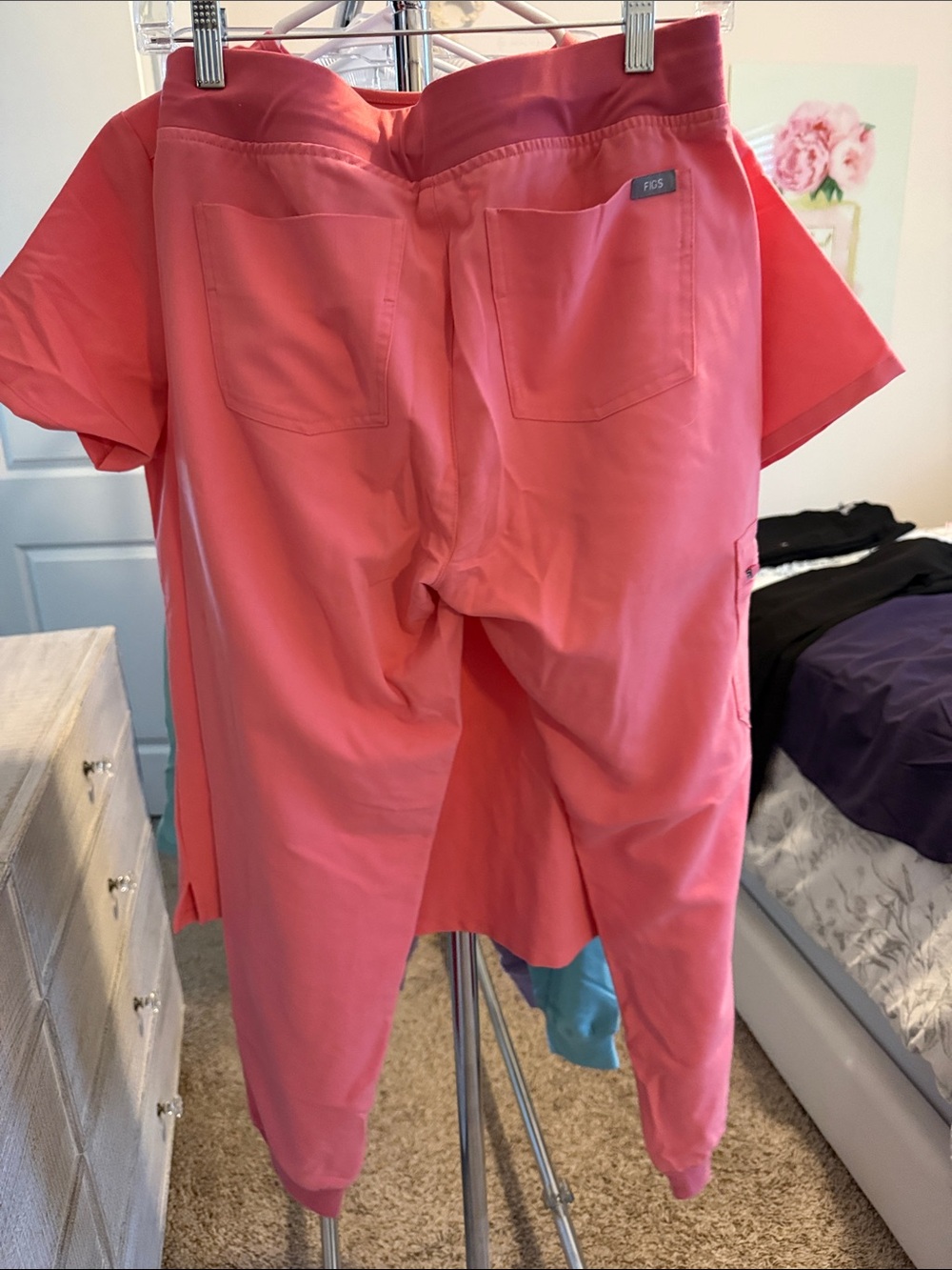 Figs Scrub set in Melon or Coral - small - Picture 6 of 7